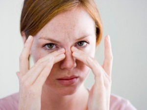 Сухість у носі: причини і лікування