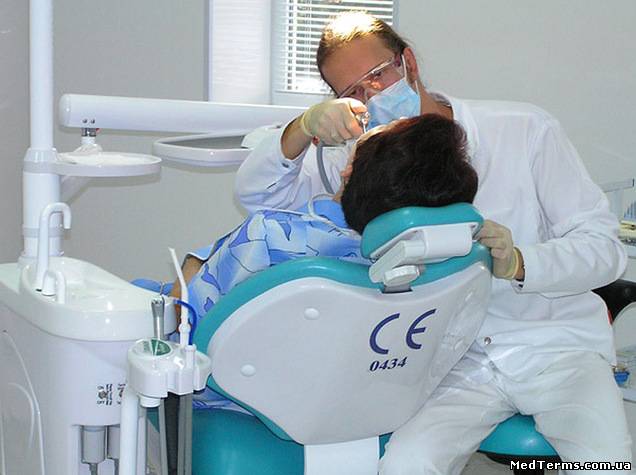 Обстеження порожнини рота пацієнта з повною відсутністю зубів