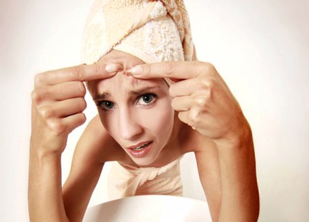 Причини появи прищів на голові у волоссі та їх лікування