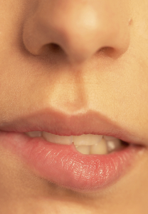 Простий герпес 1 типу або застуда на губах. Як передається вірус і механізми зараження