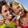 Як можна відбілити зуби самостійно?