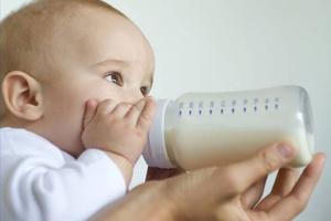 Коли можна давати дитині козяче молоко?