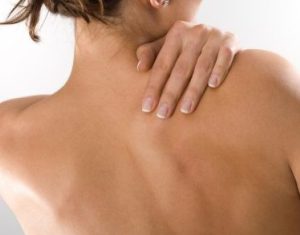 Болить спина між лопатками: причини і лікування