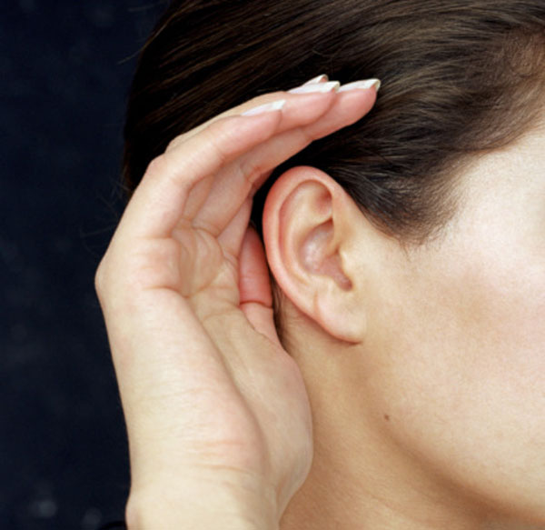 Від чого закладає вуха?