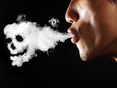 Чоловіки більше схильні до наслідків куріння, ніж жінки.