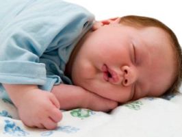 Коли дитині можна спати на подушці?